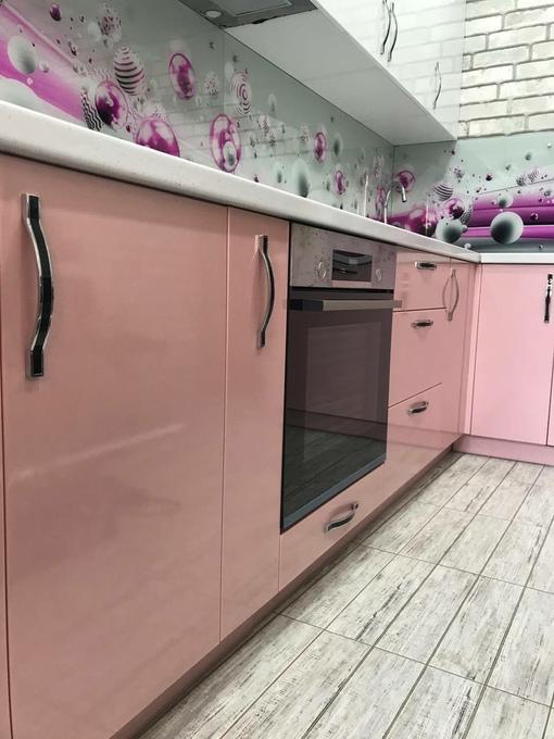 Угловая кухня в розовом пудровом цвете